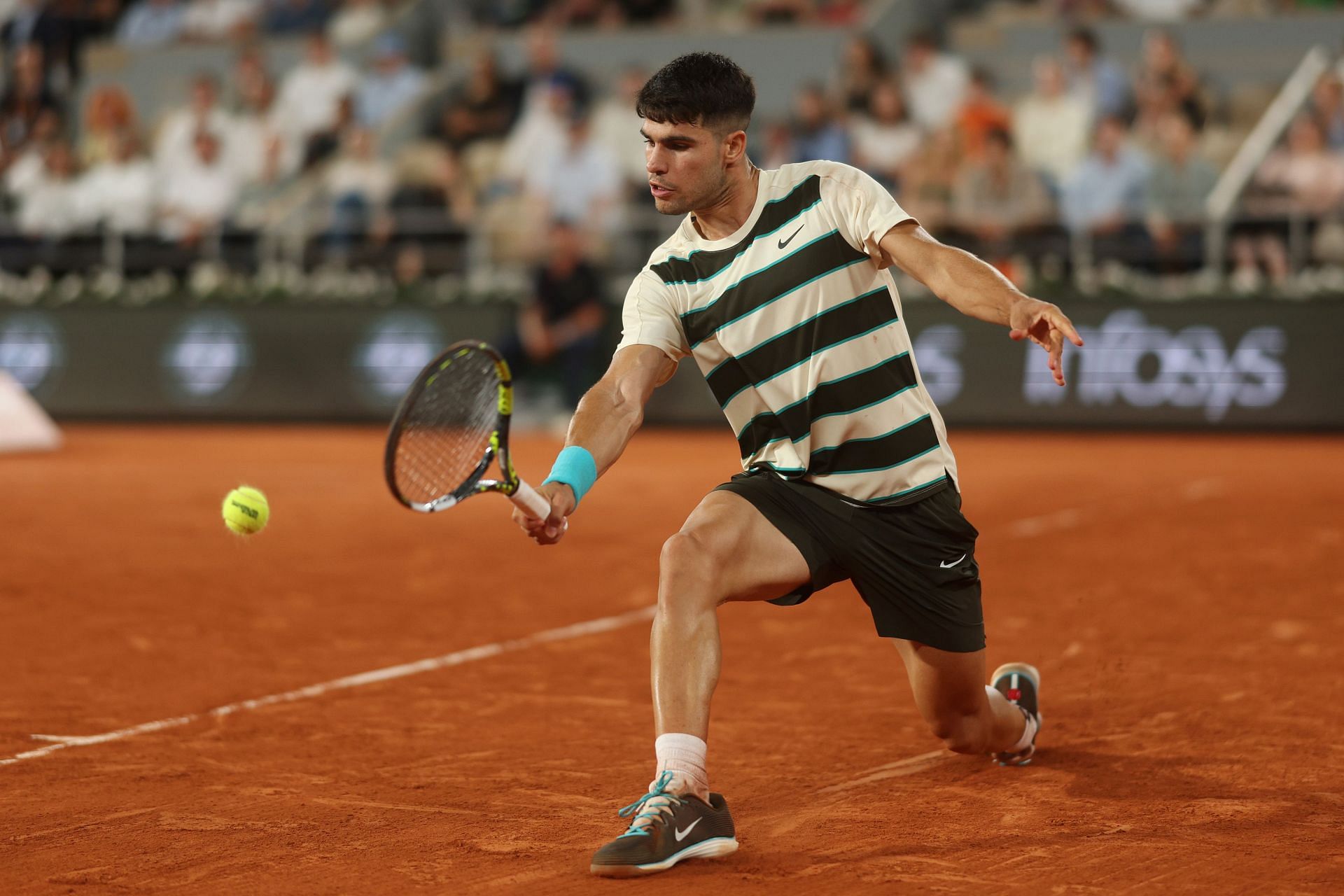 Carlos Alcaraz in action during his third-round match at the 2025 French Open (Source: Getty)